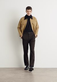 Mads Nørgaard METROPOLIS MORTEN PANTS - Chino hlače - brown