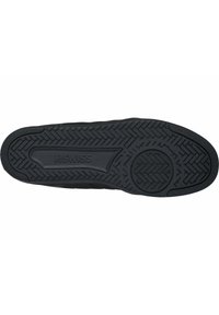 Černá guma podrážky tenisky K-Swiss s rybí kostí, logo vyražené uprostřed a odolný strukturovaný povrch.