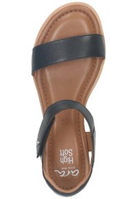 Černá kožená sandála s hladkým svrškem, která má široký pásek a nastavitelnou přezku. Světle hnědá podrážka zvýrazňuje měkkou stélku.