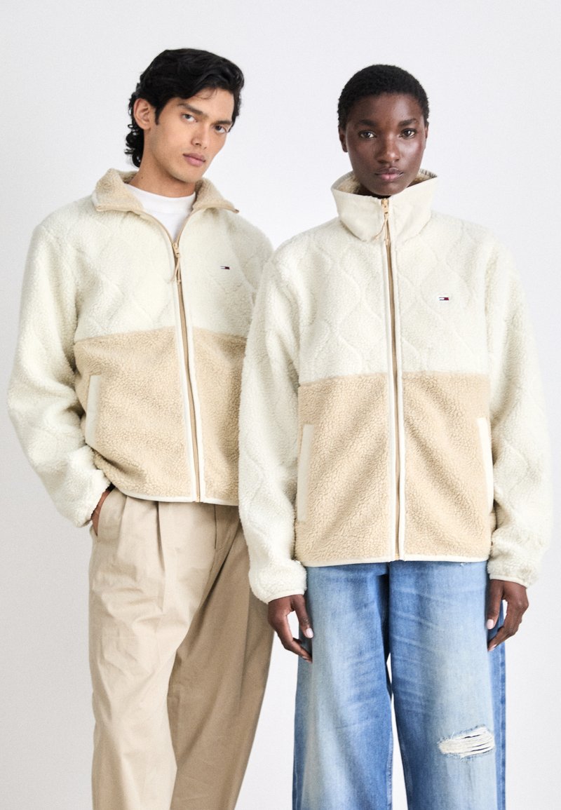 Tommy Jeans - ESSENTIAL JACKET UNISEX - Polárdzseki - gentle gold, Nagyítás