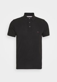 Polo noir en coton, avec un col, des manches courtes, trois boutons et un petit logo sur la poitrine gauche.