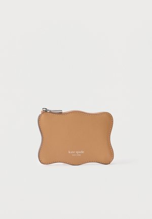 Pruunist nahast tõmblukuga kott, lappidega servade ja esiküljel keskel asuva "kate spade new york" logoga.