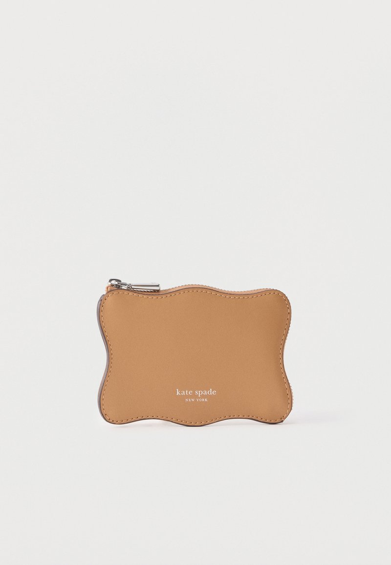 Καφέ δερμάτινο νεσεσέρ με φερμουάρ και κυματοειδή άκρα, με το λογότυπο "kate spade new york" στο κέντρο μπροστά.