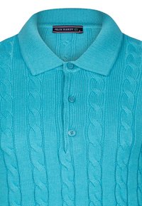 Turquoise gebreide poloshirt met een textuur kabelpatroon, voorzien van een kraag, knoopsluiting en een logo label nabij de hals.