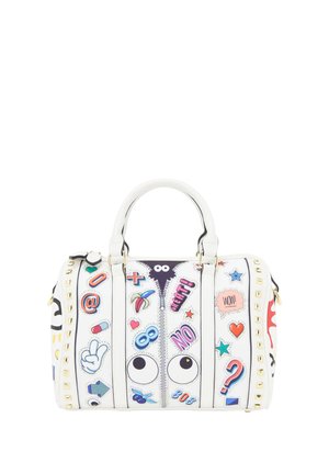 Weiße Handtasche, dekoriert mit bunten Cartoon-Patches, goldenen Nieten und einem Reißverschluss-Design, das zwei große Augen in der Mitte zeigt.