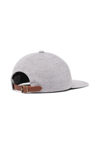 Gorra gris de fieltro con visor curvado, que cuenta con una correa ajustable de cuero marrón en la parte trasera y detalles de costura sutiles.