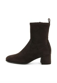 Stivale alla caviglia in suede marrone con punta arrotondata, tacco a blocco, pannello elastico laterale e un'etichetta sul retro per indossarlo facilmente.