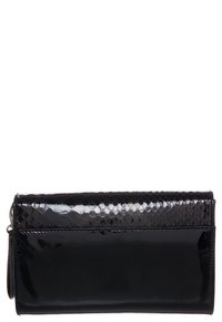 Musta clutch-laukku kiiltävällä pinnalla. Featuree tekstuuripinta, joka muistuttaa matelijan ihoa. Vetoketjukiinnitys ja litteä muoto.