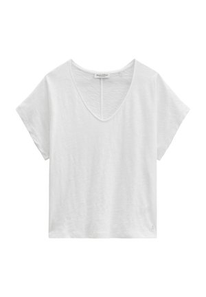 Witte T-shirt met korte mouwen en V-hals, een relaxte pasvorm en subtiele stoftextuur, weergegeven op een effen witte achtergrond.