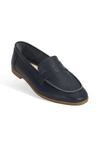 Marineblauwe leren loafers met een gestructureerde afwerking, met een brede band over de voorkant en een contrasterende lichtblauwe rand, op een rubberen zool.