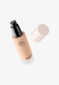 Flacon de fond de teint liquide avec pompe noire et bouchon beige clair séparé, étiqueté "Love Fusion 24H Moisture Radiant Foundation" par KIKO Milano.