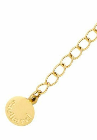 Pulsera de cadena de oro con un charm redondo que lleva un logo grabado. Los eslabones tienen forma ovalada, textura suave y un acabado brillante.
