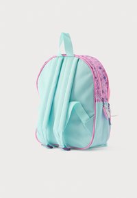 Svetlo modra nahrbtnik s roza poudarki in cvetličnim vzorcem. Ima nastavljive trakove in zgornji ročaj za nošenje. Tkanina z teksturo.