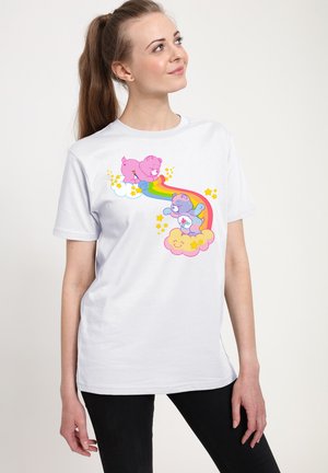 T-shirt bianco in cotone con un'illustrazione colorata di due orsi cartoon su nuvole, con un arcobaleno e stelle come dettagli.