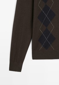 Maglione marrone con motivo a diamante in blu navy e marrone chiaro. Presenta polsini a costine e una texture morbida. Maniche lunghe con vestibilità comoda.