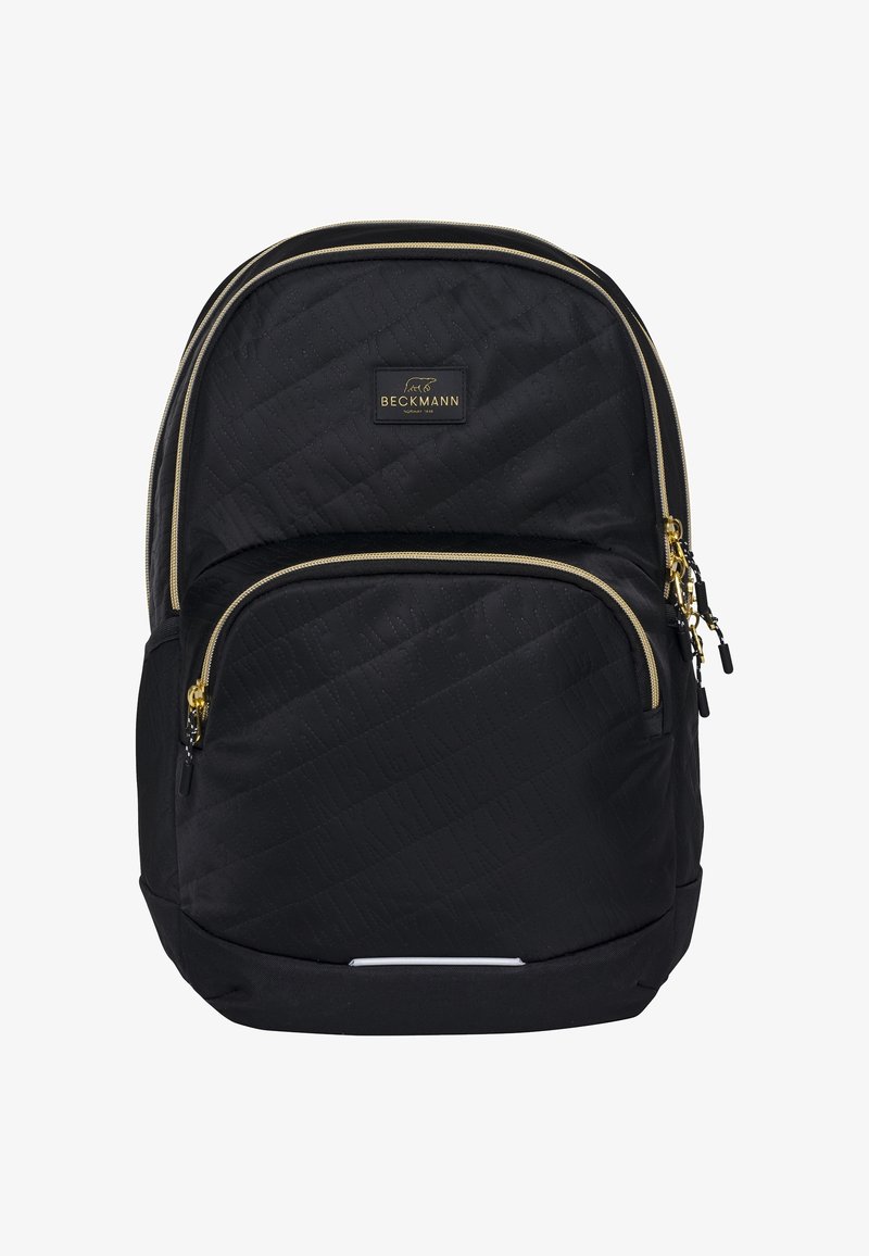 Schwarzer gepolsterter Rucksack mit goldenen Reißverschlüssen, Logodetail und mehreren Reißverschlussfächern. Glatte Textur, strukturierte Form und gepolsterte Rückwand.