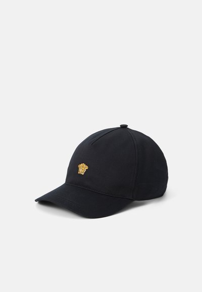 Schwarze Baseballmütze mit gebogenem Schirm, aus Stoff gefertigt. Hat ein gold gesticktes Logo an der Vorderseite. Strukturiert mit genähten Akzenten.