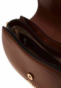 Sac à main en cuir marron de forme arrondie, doté de plusieurs compartiments, d'une poche zippée et d'accents en métal doré.