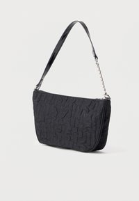 Μαύρο καπιτονέ τσάντα με λουρί από δέρμα πατέντας και ασημένια αλυσίδα, με φερμουάρ και ορθογώνιο σχήμα.