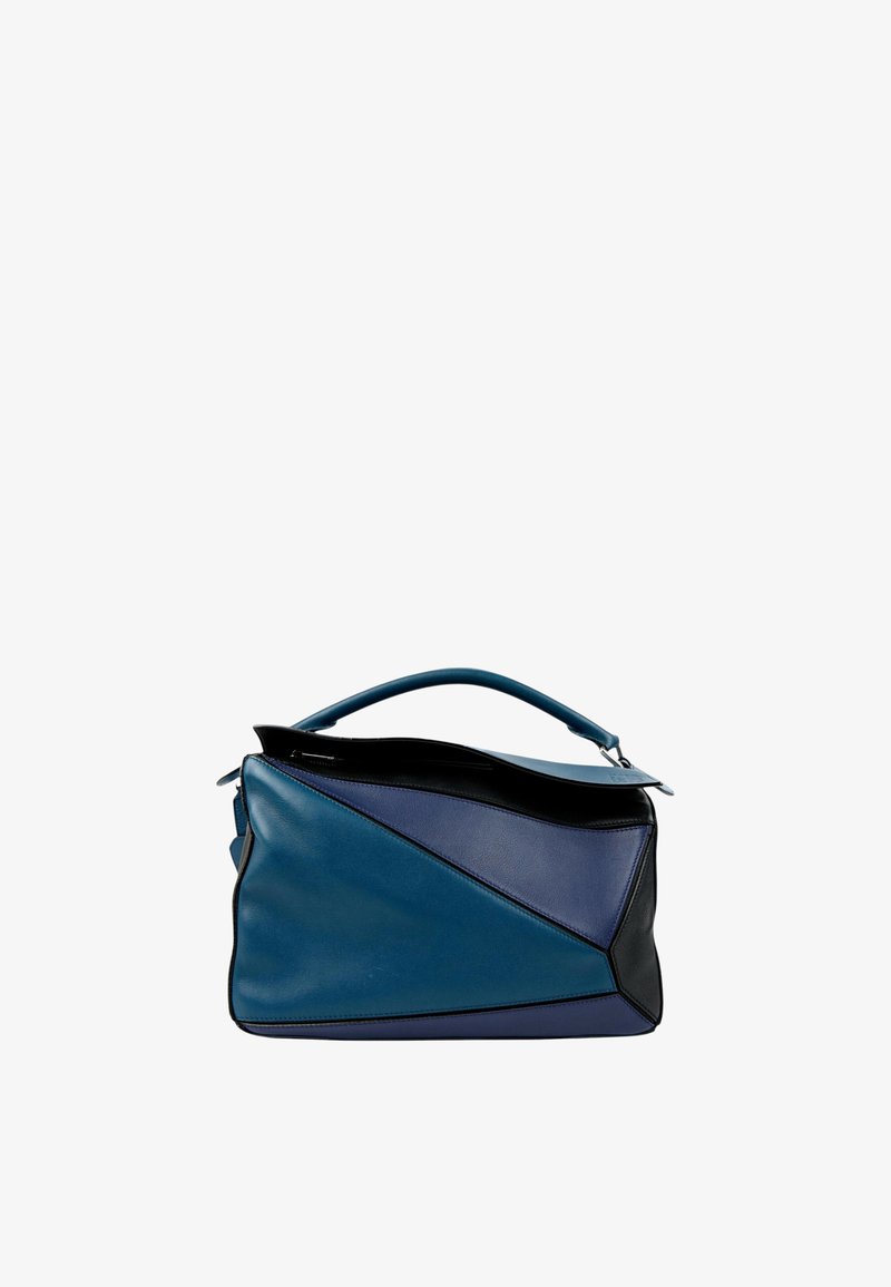 Sac à main en cuir bleu et noir à motif géométrique, avec poignée supérieure et rabat ouvert, montrant une poche intérieure sur fond blanc.