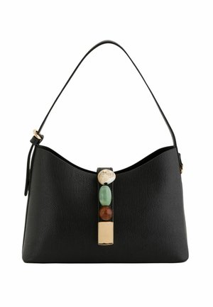 Bolso negro con textura, con una sola correa para el hombro y tres piedras decorativas—blanca, verde y marrón—en el broche delantero.