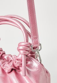 Borsa a tracolla metallica rosa con design arricciato, manici ad anello e tracolla rimovibile con clip in tono argento. Nome del marchio impressa sul lato.