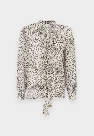 Pikad varrukad pluus lihtsast kangast, millel on volditud esikülg, krae ning mustade laikudega mustriga kreemjat värvi taustal.