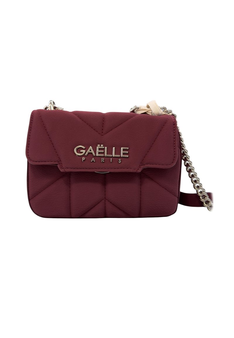 Borsa a tracolla in pelle trapuntata color bordeaux con chiusura a patta, logo in argento e tracolla a catena. Presenta un design testurizzato e una forma rettangolare.