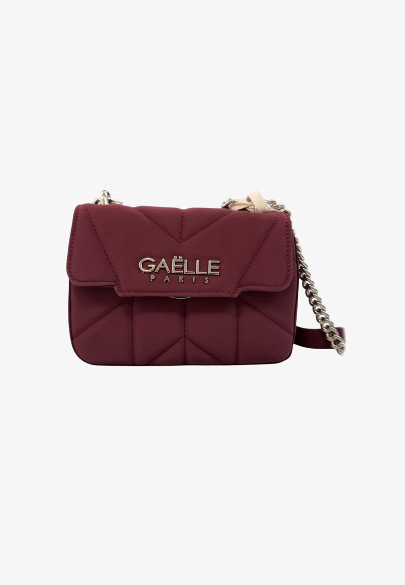 Borsa a tracolla in pelle trapuntata color bordeaux con chiusura a patta, logo in argento e tracolla a catena. Presenta un design testurizzato e una forma rettangolare.