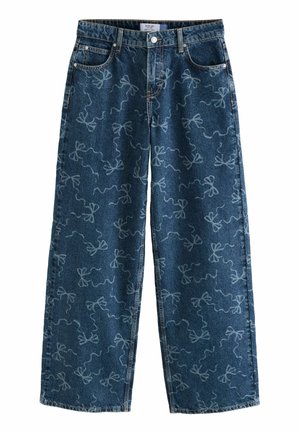 Široké modré džíny z denimu s abstraktným svetlomodrým vzorom mašle, obsahujúce päť vreciek a zapínanie na gombík. Textúrovaná, odolná tkanina.