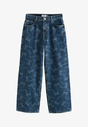 Široké modré džíny z denimu s abstraktným svetlomodrým vzorom mašle, obsahujúce päť vreciek a zapínanie na gombík. Textúrovaná, odolná tkanina.