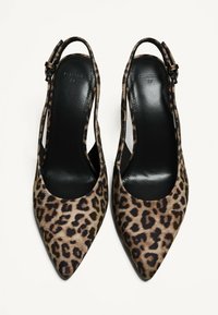 Slingback-korkokengät leopardiprintillä, kärjet terävät, mustat sisäpohjat ja säädettävä nilkkaremmi. Kangaskuvio veikeissä tummanruskeissa laikkuissa beige-taustalla.