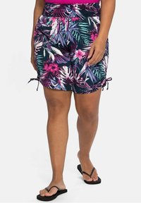 Blomstrede shorts med tropisk print med pink og grønne blade på en marineblå baggrund, med justerbare snore ved kanten.