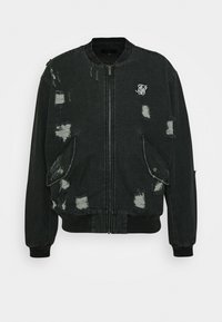 Czarna kurtka bomberka z denimu z efektami przetarć, wyposażona w ściągacze na mankietach i dole, przednie kieszenie oraz haftowane logo na piersi.