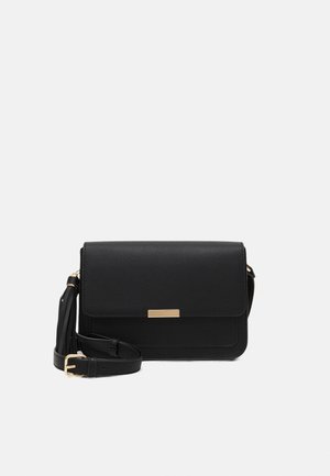 Bolso cruzado de cuero negro con cierre de solapa, acentos en dorado, correa ajustable y superficie texturizada. Forma rectangular compacta.