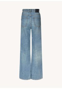 Jeans in denim azzurro chiaro a gamba larga con vita alta, dotati di tasche posteriori e un'etichetta del marchio nera sul retro. Tessuto liscio e design casual.