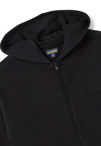 Zwarte rits-hoodie gemaakt van een dikke katoenmix. Heeft een capuchon, een voorrits en twee horizontale naden over de borst.