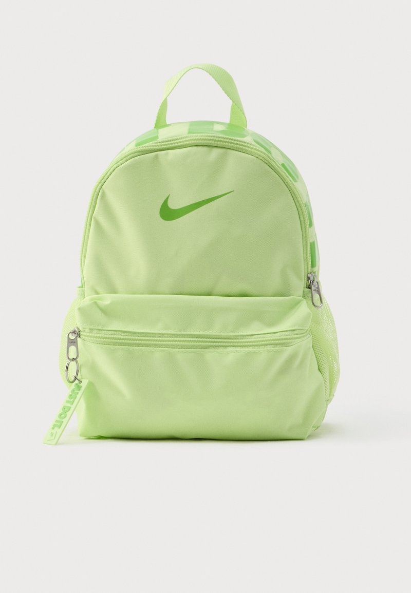 Zeleni ruksak od najlona s okruglim oblikom, s prednjim džepom na patentni zatvarač, mrežastim bočnim džepom i Nike logotipom u tamno zelenoj boji.