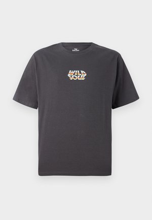 Mörkgrå kortärmad t-shirt med texten "WILD SOUL" i flerfärgat mönster på bröstet.