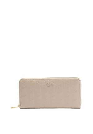 Portefeuille zippé beige avec un motif géométrique embossé. Comprend un tirant de fermeture éclair doré et un accent de logo à l'avant. Texture en cuir lisse.