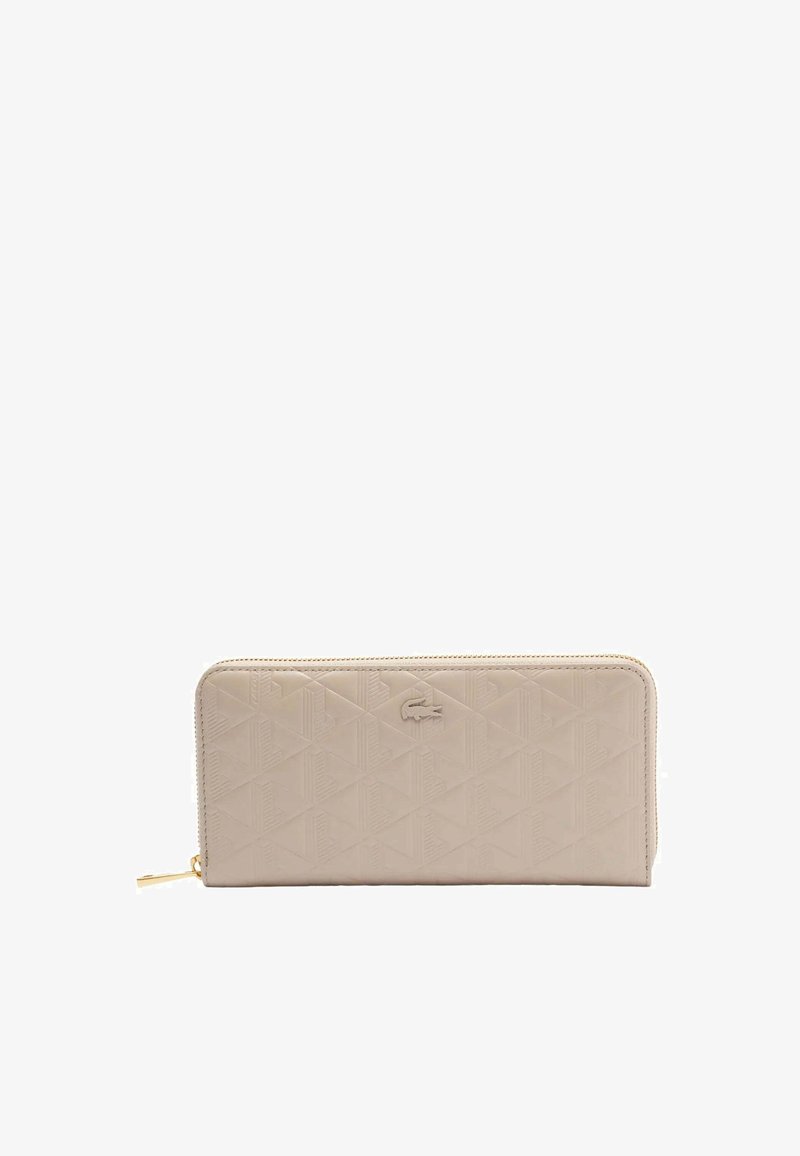 Portefeuille zippé beige avec un motif géométrique embossé. Comprend un tirant de fermeture éclair doré et un accent de logo à l'avant. Texture en cuir lisse.