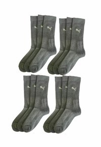 Vier Sätze mit drei grauen Crew-Socken mit gerippten Bündchen und dem weißen Puma-Logo auf jeder Socke.