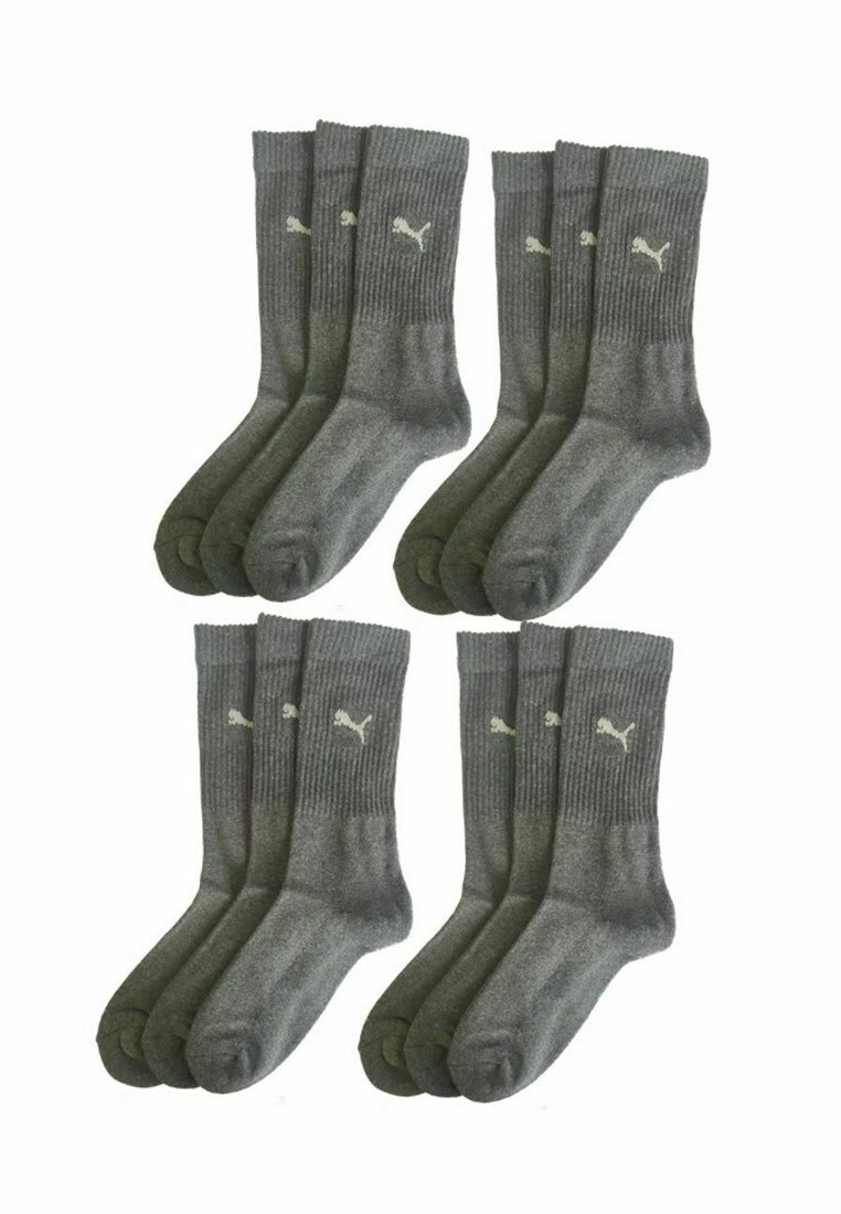 Vier Sätze mit drei grauen Crew-Socken mit gerippten Bündchen und dem weißen Puma-Logo auf jeder Socke.