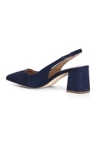 Saboturi maro din suede cu toc ascuțit și toc pătrat, gros. Prezintă un design cu decupaje și o interior neted bej.