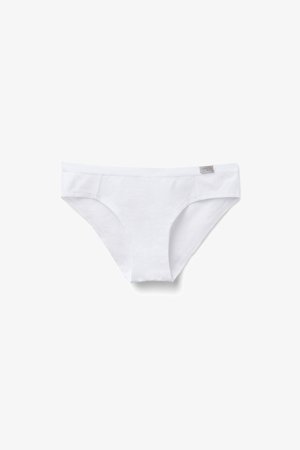 Hvide bomuldsbikinitype dameundertøj med et lille gråt stofmærke på linningen mod en hvid baggrund.