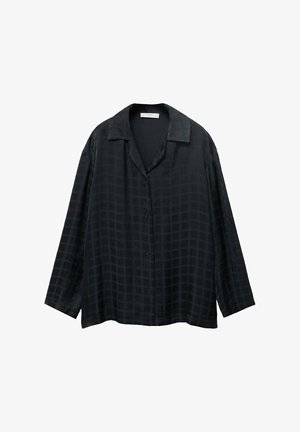 Camisa negra de corte holgado con botones y cuello, que presenta un sutil patrón de cuadros y mangas largas. Textura suave y silueta relajada.