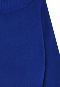 Blauer Strickpullover mit einem gerippten, umgeschlagenen Kragen und einer glatten Textur. Das Design umfasst lange Ärmel und einen figurbetonten Schnitt.