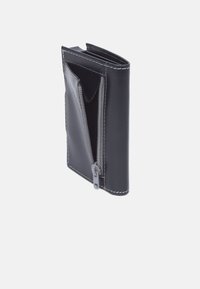 Schwarze Lederbörse mit einem Reißverschlussfach, kontrastierender weißer Naht, rechteckiger Form und strukturierter Oberfläche. Leicht geöffnet, um das Innere zu zeigen.