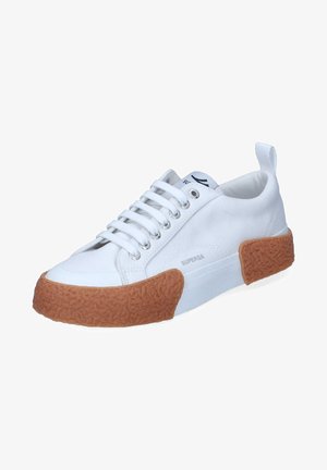 Sneaker bianco in tela con suola in gomma leggera di color marrone chiaro e texture. Caratterizzato da occhielli metallici, lacci bianchi e un logo sul lato.