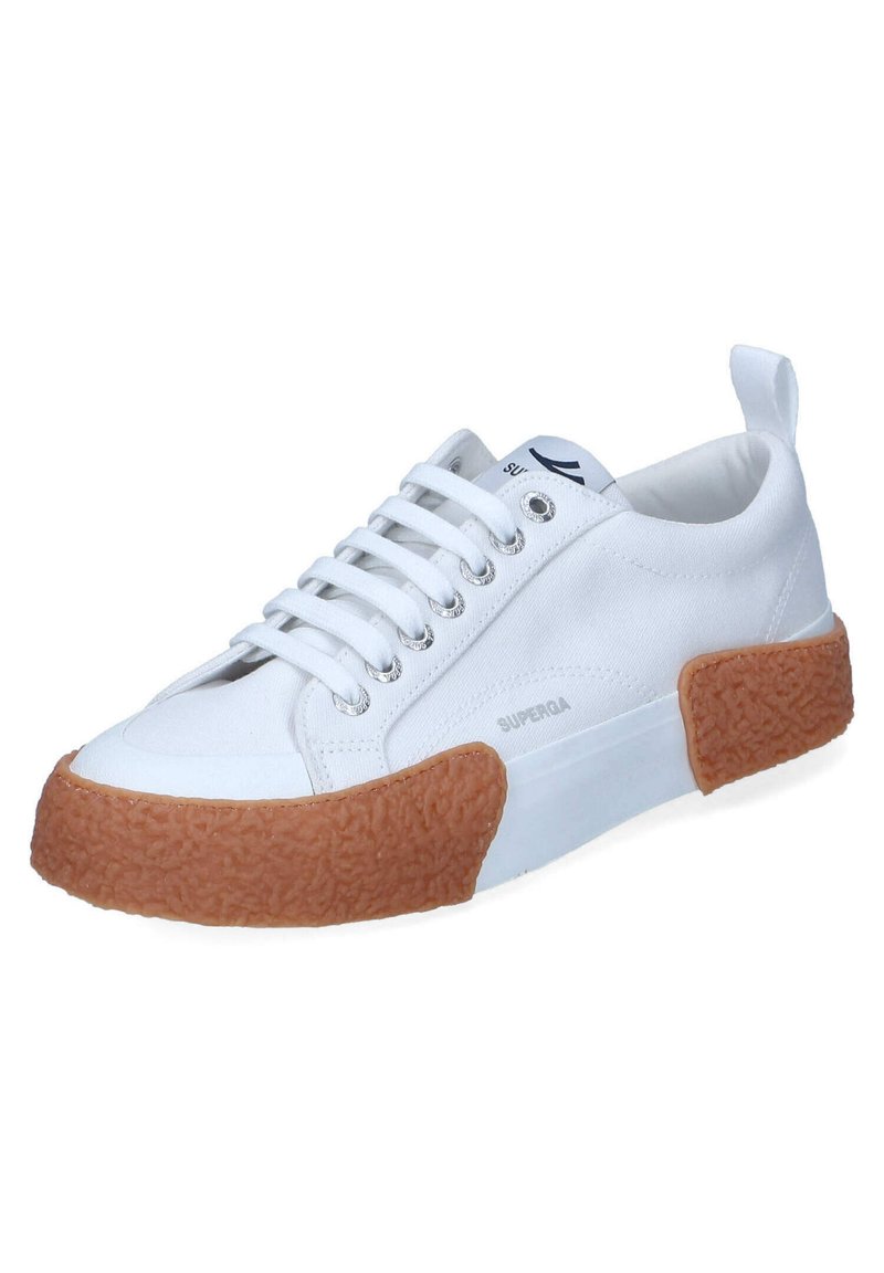 Sneaker bianco in tela con suola in gomma leggera di color marrone chiaro e texture. Caratterizzato da occhielli metallici, lacci bianchi e un logo sul lato.